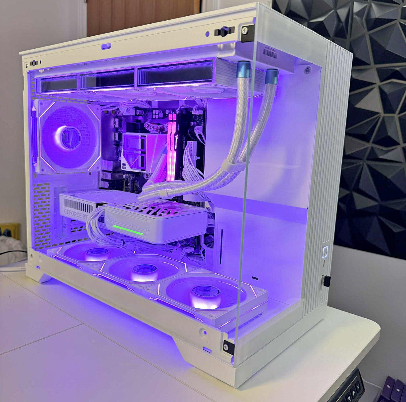 ‘ELYSIUM’ - RTX 5060 - Ryzen 5 7500F - 1TB SSD